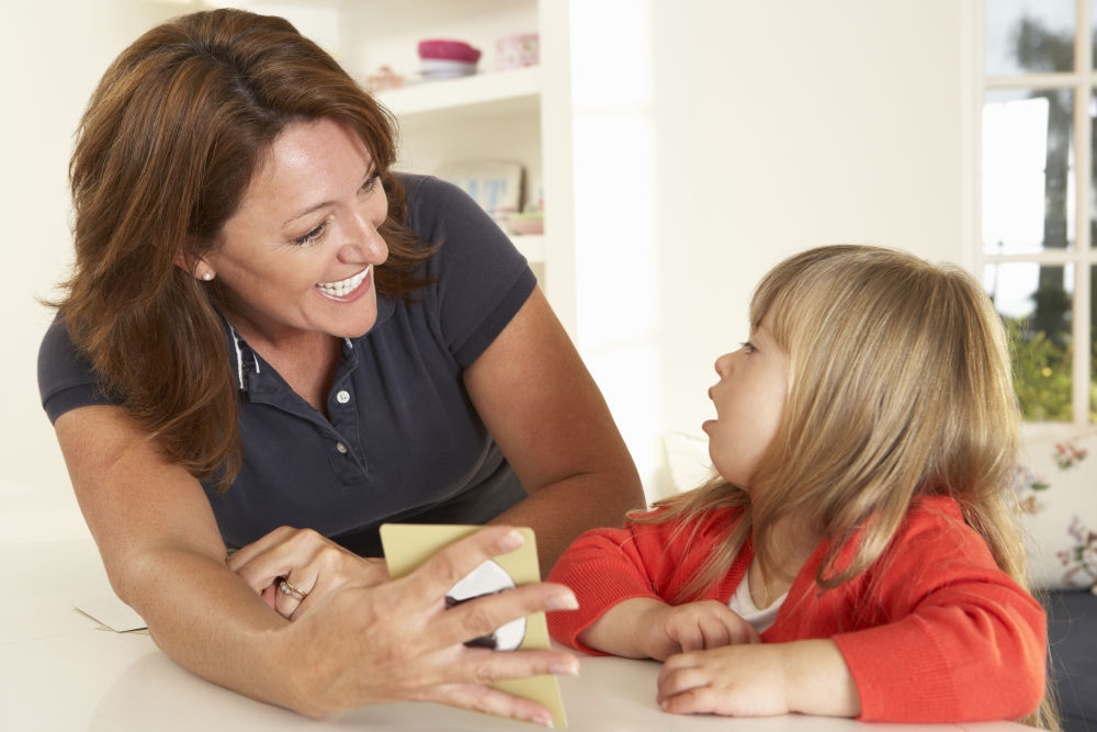 Logopedista al lavoro con una bambina