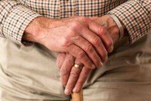Immagine che rappresenta un anziano con l'artrite